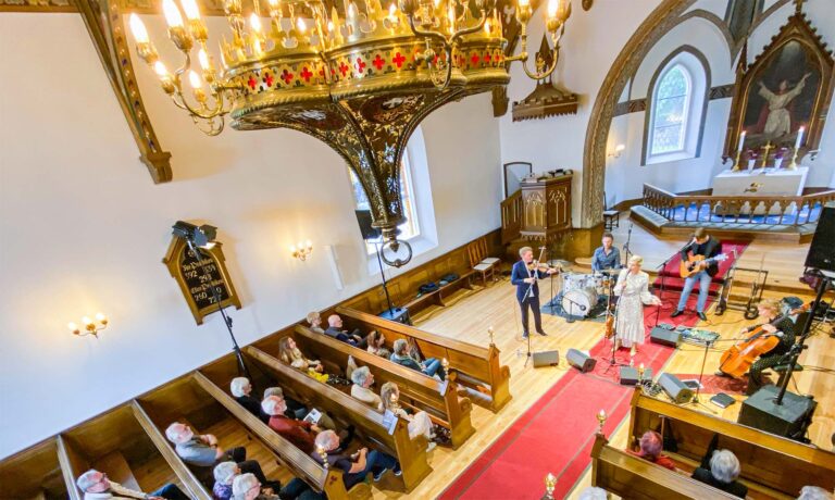 Helene Blum & Harald Haugaard Band gav første koncert i Dragør Kirke siden coronanedlukningen.