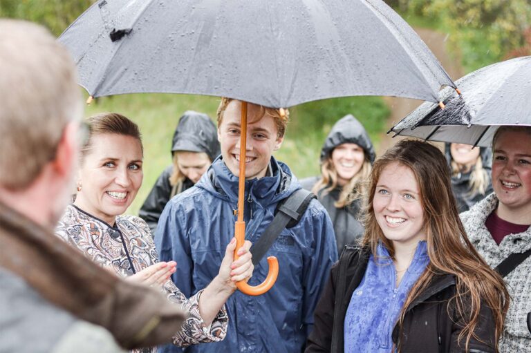 På trods af regn var der smil, da statsminister Mette Frederiksen, miljøminister Lea Wermelin og Tårnby borgmester Allan S. Andersen var på vandretur i Drag­ør med Grønt Råd på Tårnby Gymnasium og HF.