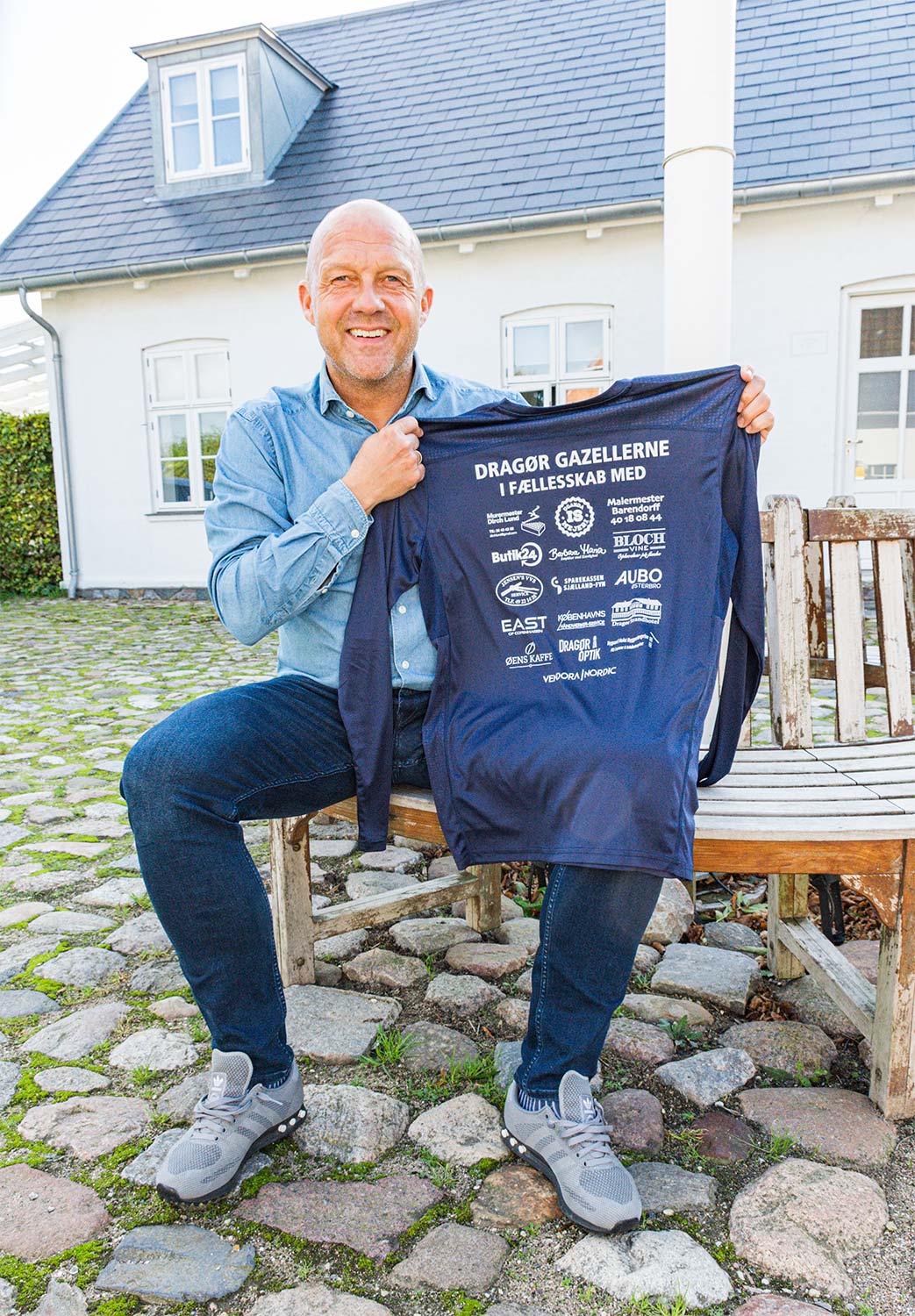Løbeforeningens stifter Kenneth Bloch viser de nye løbetrøjer. Foto: Hans Jacob Sørensen.