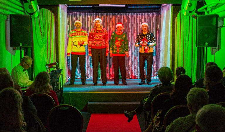 Publikum på premiereaftenen tog godt imod årets revy. Foto: Hans Jacob Sørensen.