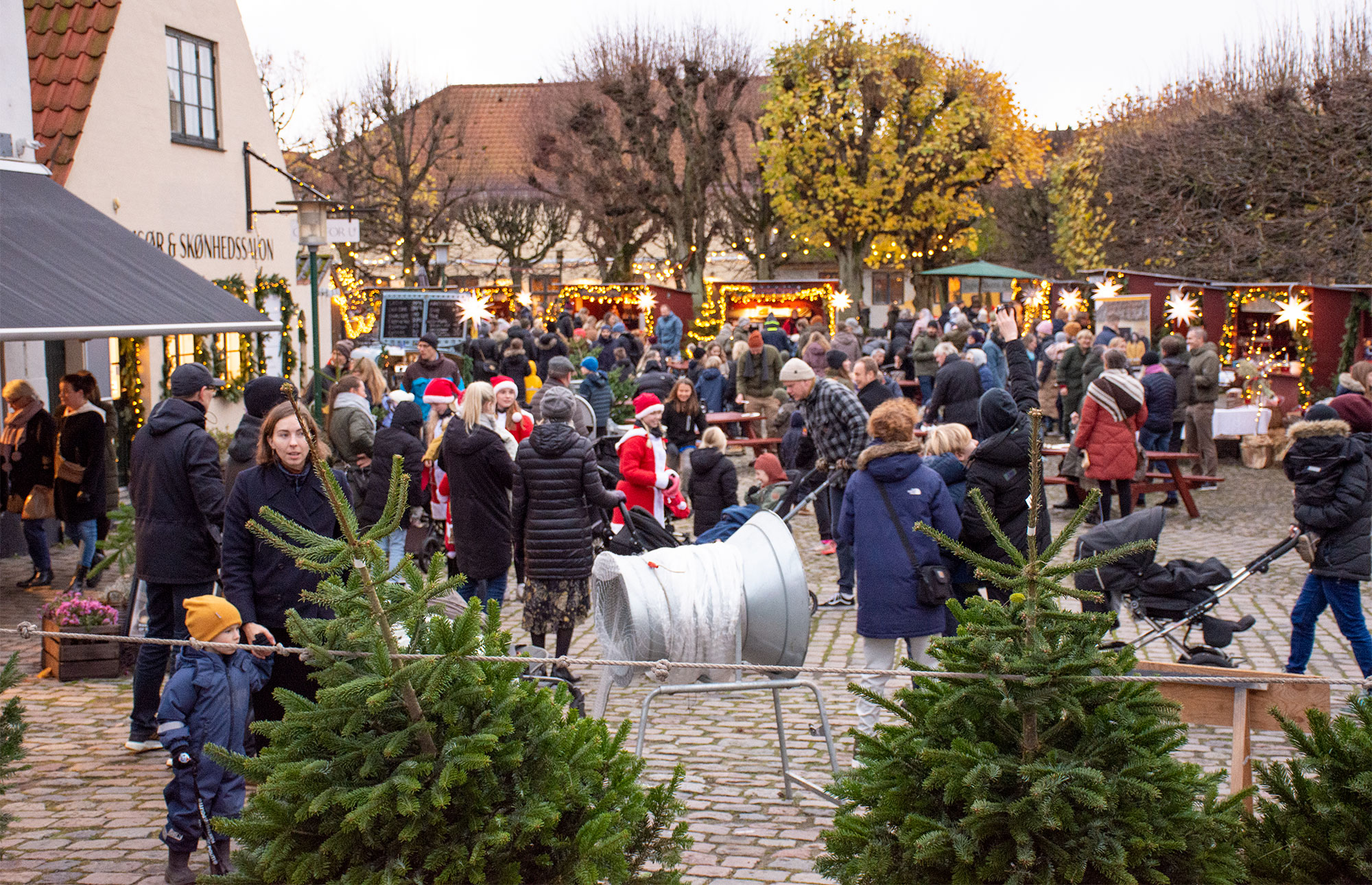 På Badstuevælen er der skruet helt op for julehyggen. Foto: Hans Jacob Sørensen.