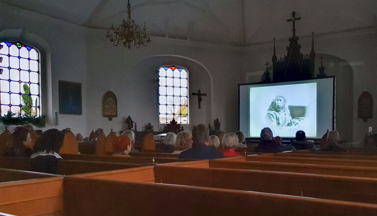 I tusmørket lørdag eftermiddag blev stumfilmen »Hr. Arnes penge« forevist i Store Magleby Kirke til orgelakkompagnement fra den franske orgelvirtuos Thomas Ospital.