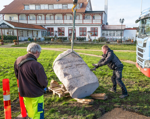 For at markere den ene ende af vandreruten Amarminoen står en tonstung granitsten malerisk placeret ud for Drag­ør Badehotel – og vandrer man 27 km, finder man en tilsvarende sten i den anden ende. Foto: Naturpark Amager.