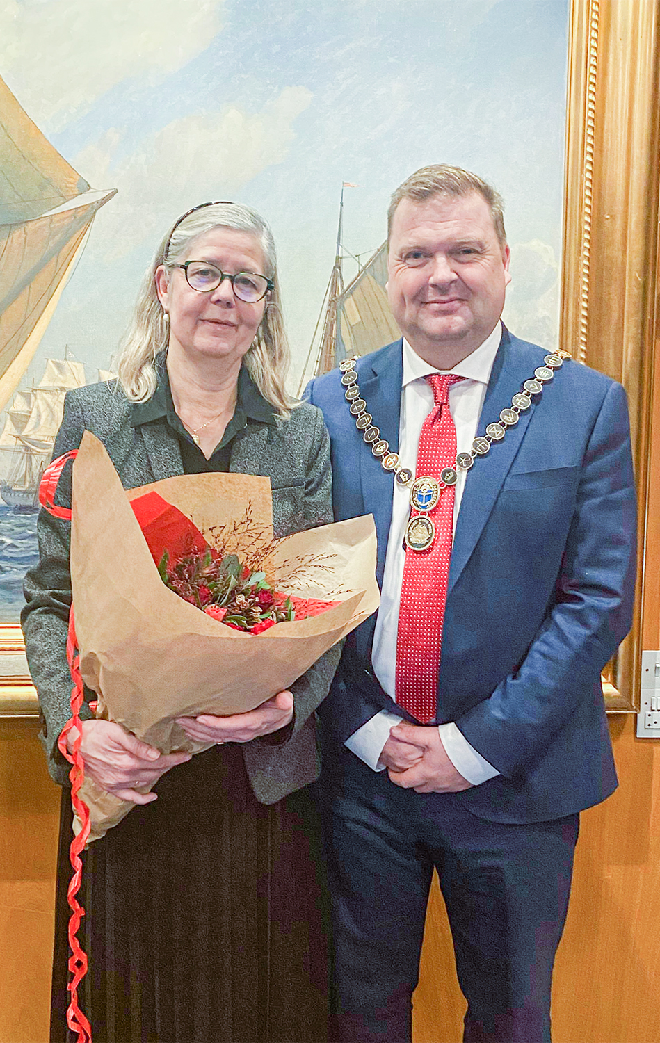 Dragørs fratrædende borgmester, Helle Barth (V), har allerede overdraget borgmesterkæden til Kenneth Gøtterup (C), der efter nytår tiltræder som borgmester – sammen sender de her en nytårshilsen til kommunens borgere.
