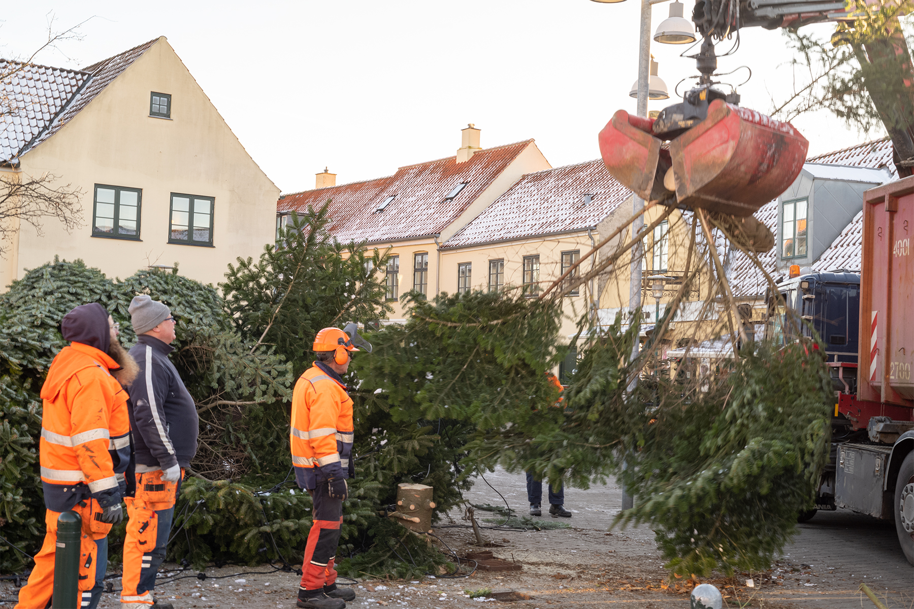Det er ikke kun i hjemmene rundt omkring i Dragør, at julen lige så småt må vige for det nye år. Mandag den 27. december gjaldt det også byens juletræ på Neels Torv. Foto: TorbenStender.