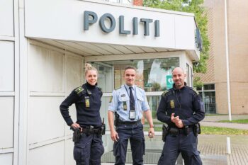 Lederen af Amager nærpoliti, Bjarke Alberts, flankeret af to af de lokale betjente på Amager, foran nærpolitistationen på Kamillevej 3.