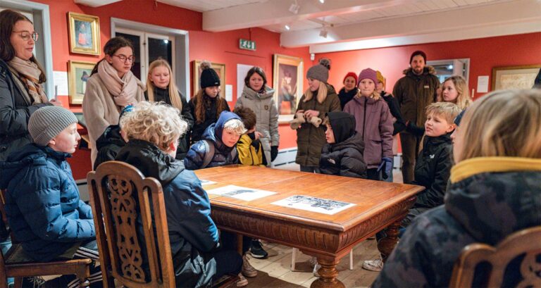 Ved undervisningen på museet får drengene lov til at sidde ned, mens pigerne må stå – præcis som det var kutyme i gamle dage. Foto: TorbenStender.