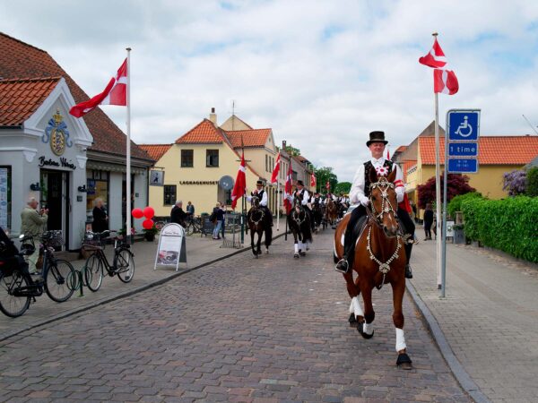 Efter en veloverstået tøndeslagning drager fastelavnsrytterne ud på en punchrute, der blandt andet bringer dem til Kongevejen i Dragør. Foto: TorbenStender.