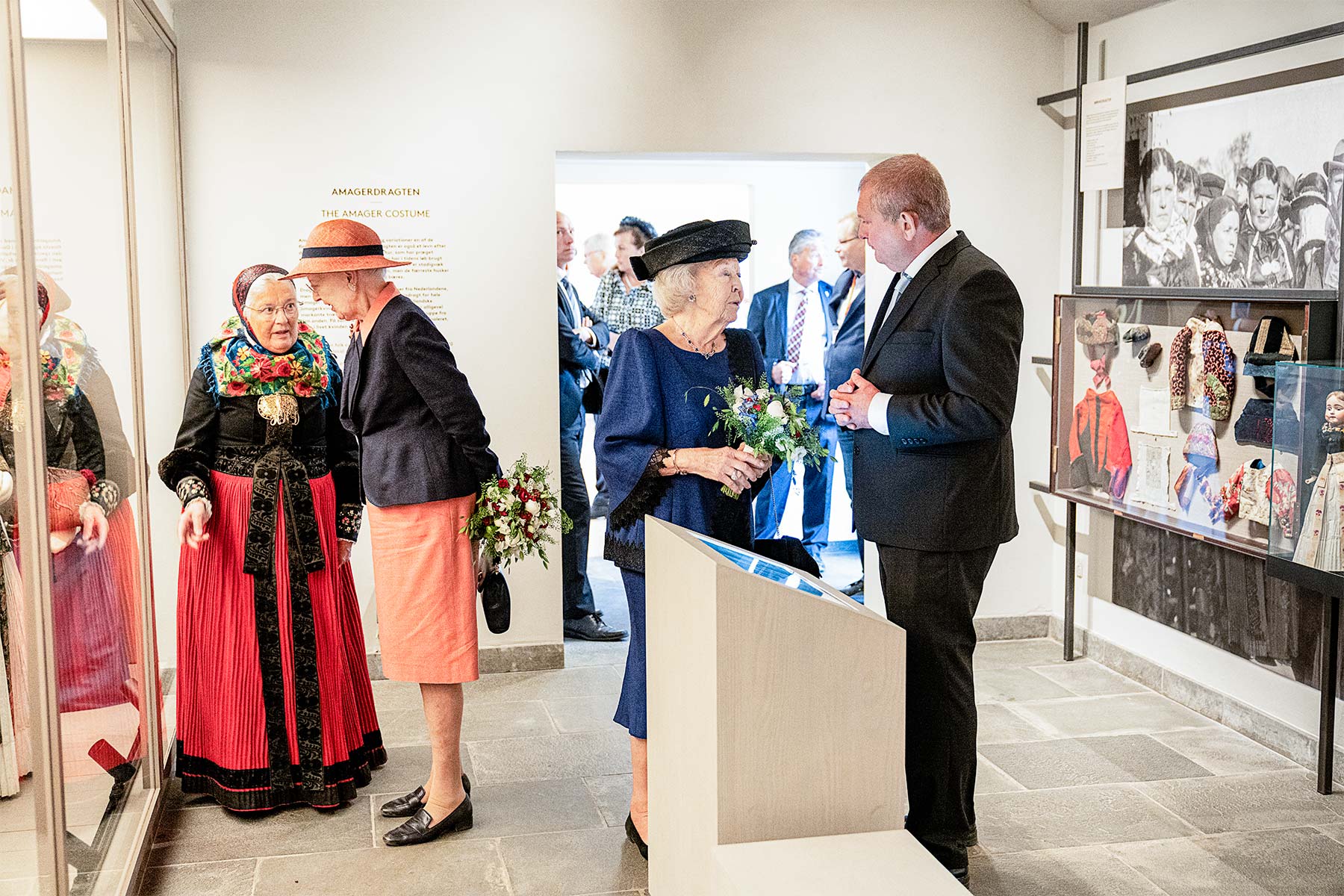 Majken Pedersen, der er en af museets frivillige, viser Dronningen Amagermuseets unikke dragtsamling. Foto: Claus Bech.
