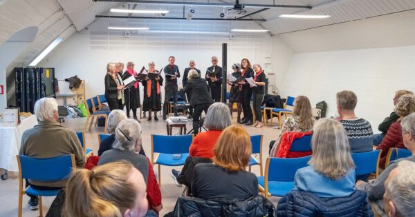 Torsdag den 2. juni holdt Dragør Vokal Ensemble forårskoncert i Kedelhuset. Repertoiret var en vifte af danske sange, lidt swing, renæssance, klassisk og musicals. Foto: TorbenStender.