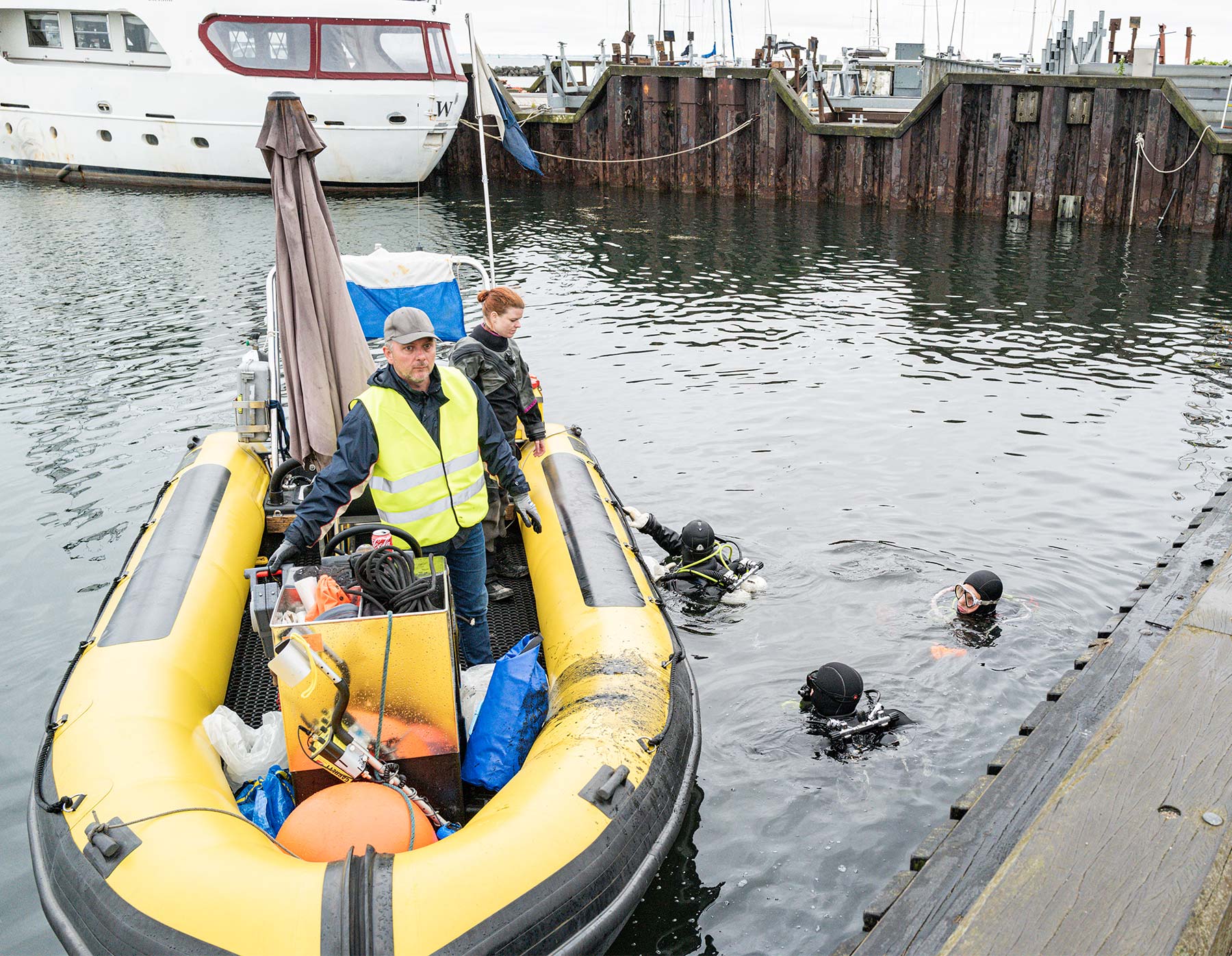 Syv dykkere deltager i oprydningen under overfladen. Foto: TorbenStender.