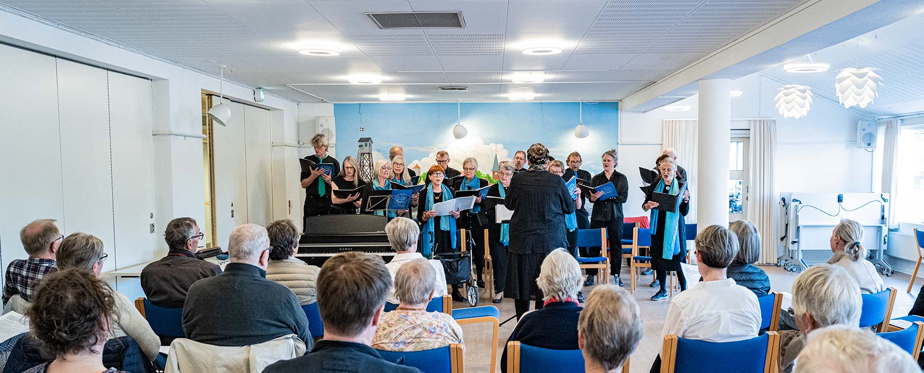 Mandag den 23. maj sluttede Dragørkoret forårssæsonen med en velbesøgt koncert i Wiedergården, hvor der blev sunget danske og svenske sange og viser. Foto: TorbenStender.