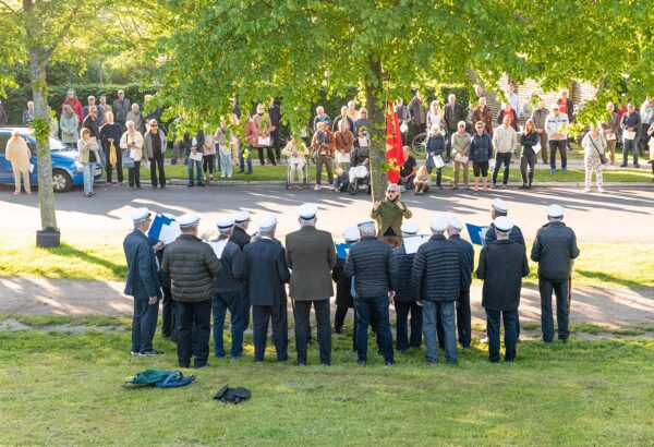 Den morgenfriske forsamling nyder de traditionelle viser. Foto: TorbenStender.