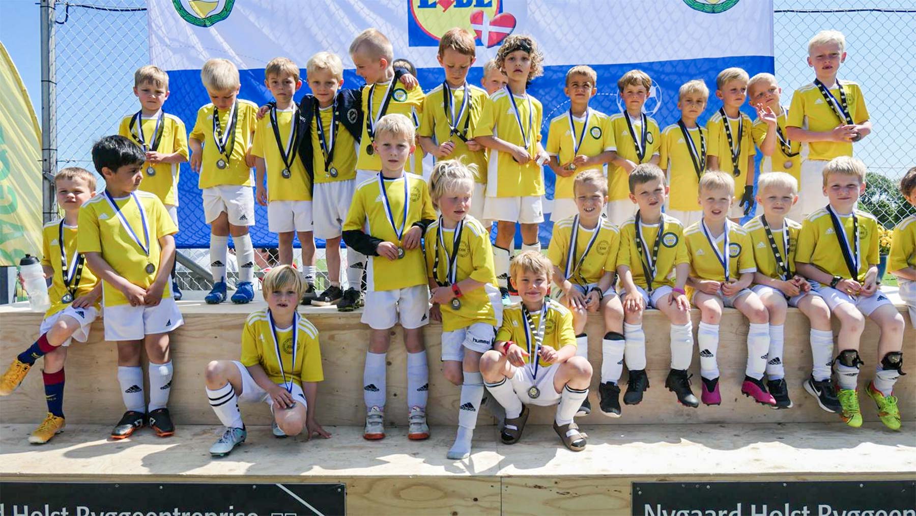 Blandt de mange deltagende hold fra Dragør Boldklub var drengene fra årgang 2015, der stillede op med fire hold, som alle – efter at have spillet mange gode kampe – kunne nyde deres velfortjente medaljer i flot solskin. Foto: Dragør Boldklub.