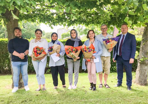 Der var blomster og lykønskninger til de fem af de seks nyuddannede sosu-assistenter og -hjælpere. Fra venstre ses: Udvalgsformand Nicolaj Bertel Riber, Nada Faour, Manal Shereef, Arzoo Berday, Mary Jane Yumol, Peter Jacobsen samt borgmester Kenneth Gøtterup.