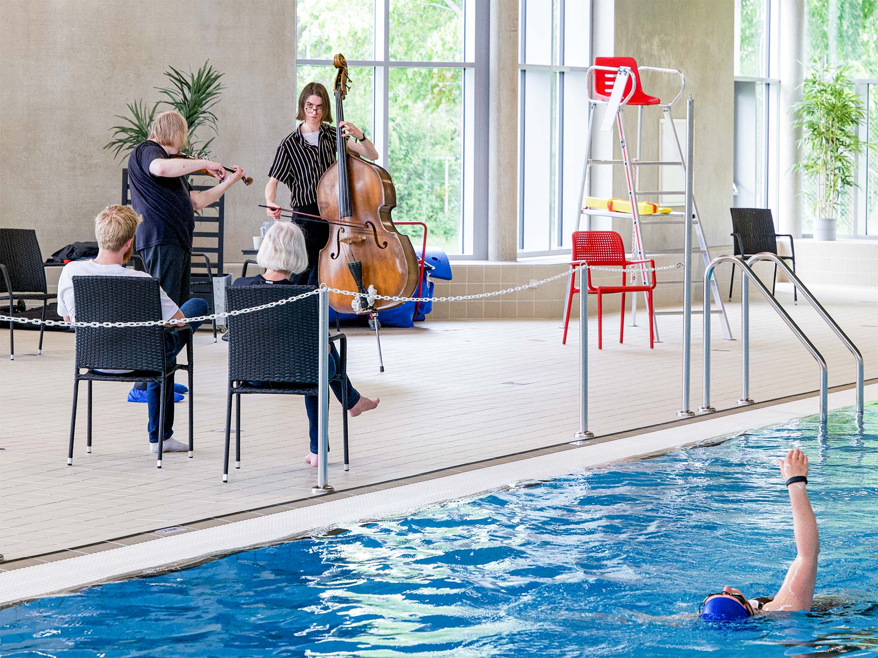Jazzmusikere byder ind med musikalsk oplevelse i svømmehallen. Foto: TorbenStender.