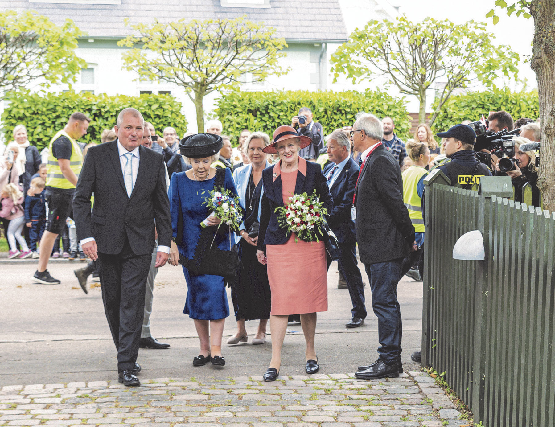 Museumsleder Søren Mentz tog imod Dronning Margrethe og Prinsesse Beatrix ved museets indgang og indledte omvisningen. Arkivfoto: Thomas Mose.