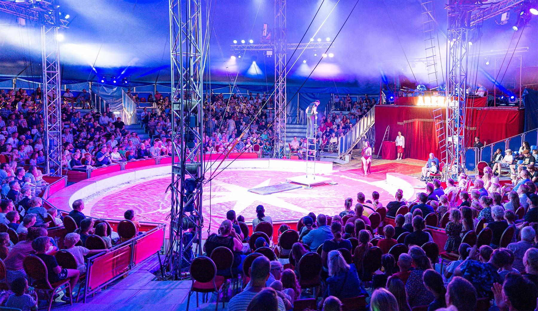 Cirkus Arenas forestilling i Dragør søndag eftermiddag afvikles i totalt udsolgt telt. Foto: TorbenStender.