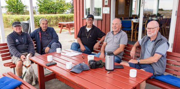 En gruppe medlemmer bestående af Carsten Borch, Johnny Riber, Carsten Maass, Erik Bonde Andersen samt Hans Krebs tager imod Dragør Nyt ved Drag­ør Bådelaugs klubhus. Foto: Hans Jacob Sørensen.