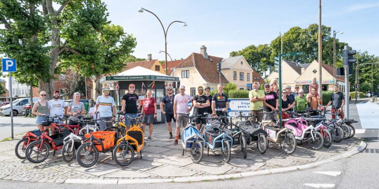 De besøgende cyklister fremviser stolt deres ladcykler. Foto: TorbenStender.