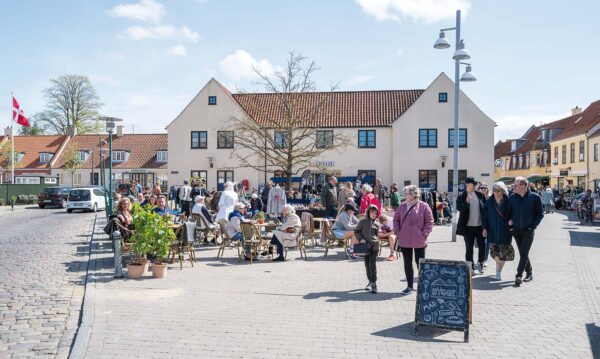 Når Dragør Gadelaug holder torvedag, er der gerne masser af liv og aktiviteter på og omkring Kongevejen. Arkivfoto: TorbenStender.