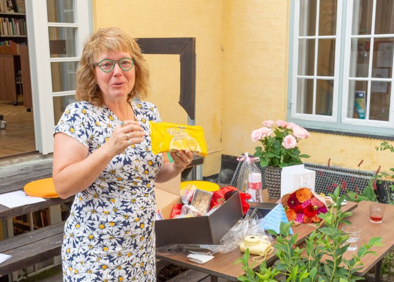 Henriette Ritz Kylmann pakker gaven fra medarbejderne op. Foto: Hans Jacob Sørensen.