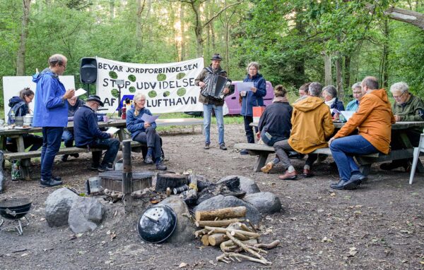 En gruppe borgere demonstrerer deres utilfredshed over den planlagte udvidelse af Københavns Lufthavn. Foto: TorbenStender.