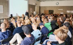 Kommunens 9.-klasser oplyses om rusmidler i foredrag på Store Magleby Skole.