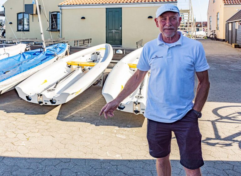 Dragør Sejlklubs formand, Mik Jensen, fremviser klubbens Zest-joller. Foto: Hans Jacob Sørensen.