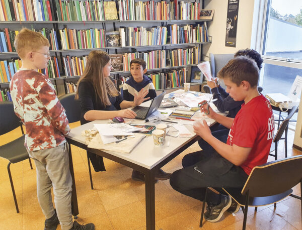 Der bliver klippet og klistret på biblioteket.