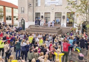 Elever fra 5. årgang står for fællesopvarmning i skolegården. Fotos: Dragør Skole.