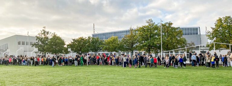 Sidste skoledag før efterårsferien udfordres eleverne på Store Magleby Skole både i motion og samarbejde på tværs af skolens årgange. Foto: Store Magleby Skole.