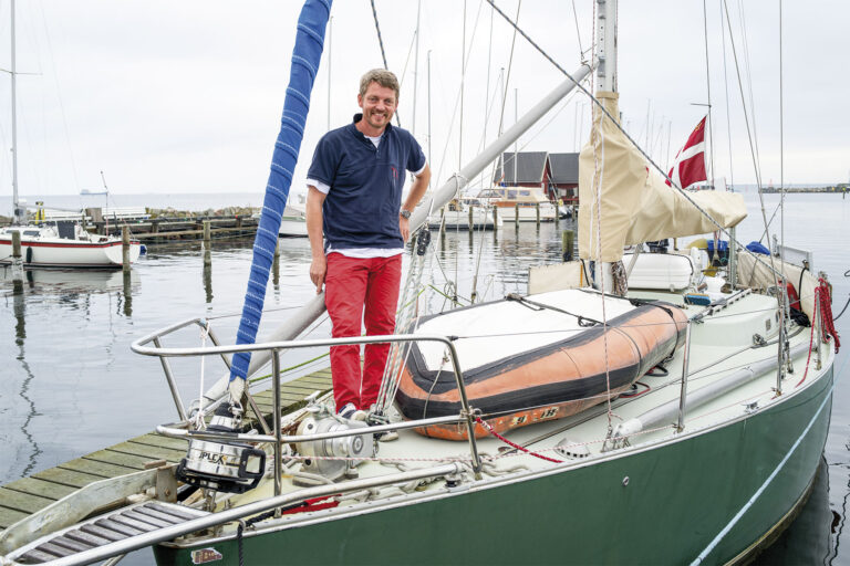 Sejlbåden »Gorm den Gamle« og skipper Jonas Lissau-Jensen besøger Dragør på vej hjem fra Caribien, inden de skal sejle videre til hjemhavnen på Bornholm. Det er anden gang, båden er forbi Drag­ør efter en langfart. For år tilbage, da båden lagde til i Dragør, havde dens daværende ejer, Uffe Karlsen, også været på tur helt til og fra Caribien. Foto: TorbenStender.