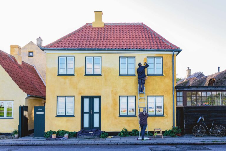 Et af Dragørs traditionelle gule huse blev i weekenden genopfrisket med kalkning. Det vides ikke, om inspirationen til projektet kom fra Kalkdagen, der blev afholdt på Dragør Havn lørdag den 24. september. Foto: TorbenStender.