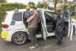 Politibiler er altid et hit blandt både små og store. Foto: Hans Jacob Sørensen.