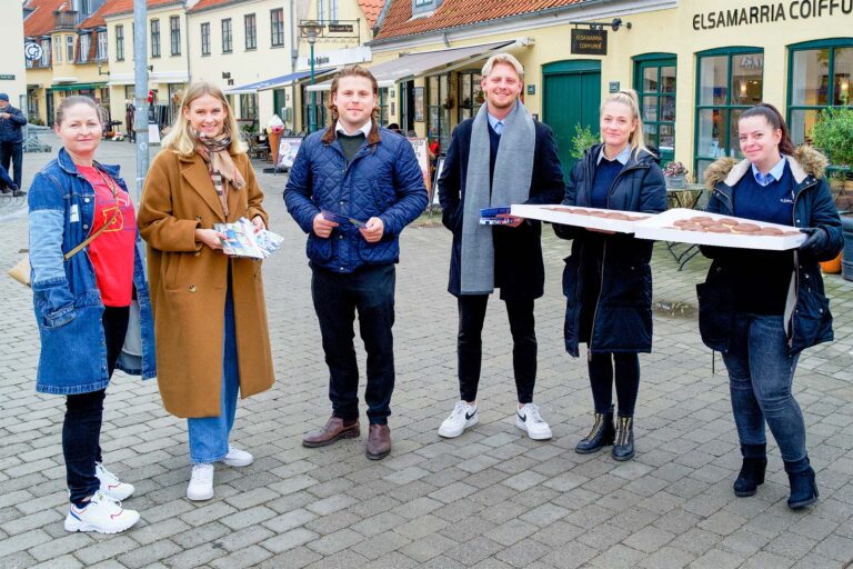 Butikschef Ricky Meyer (nr. 4 fra venstre) flankeret af kolleger på visit i Dragør. Foto: TorbenStender.