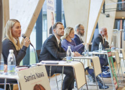 Et politikerpanel stiller op til valgmøde på Tårnby Gymnasium & HF.