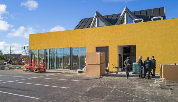 Håndværkere arbejder på højtryk for til på næste torsdag at have en færdig Lidl-butik klar. Foto: TorbenStender.