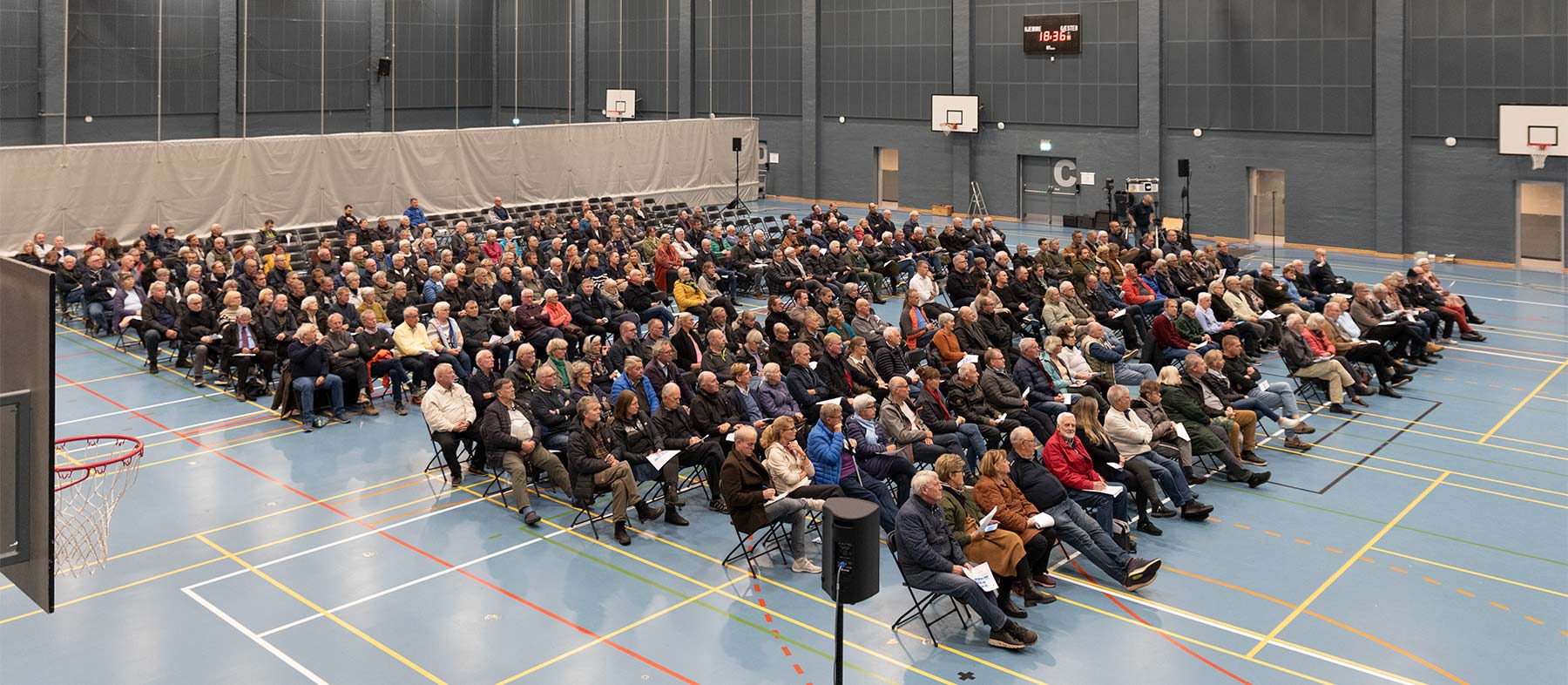 Godt 300 borgere er mødt op til kommunens informationsmøde. Foto: HAS.