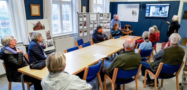 For dagens fremmødte fortælles historier om Dragør. Foto: TorbenStender.