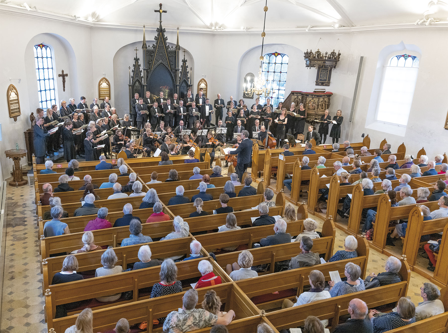 Det er en fyldt kirke, der nyder tonerne af Mendelssohns Elias. Foto: TorbenStender.