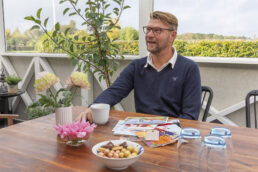 Steen Jørgensen tager en snak med Dragør Nyt hjemme i udestuen. Foto: Hans Jacob Sørensen.