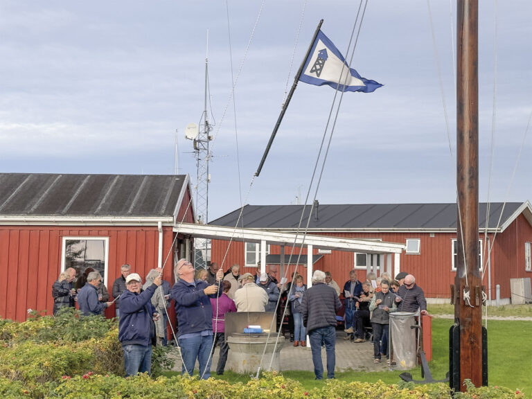 Under fællessang stryges standeren. Foto: TorbenStender.