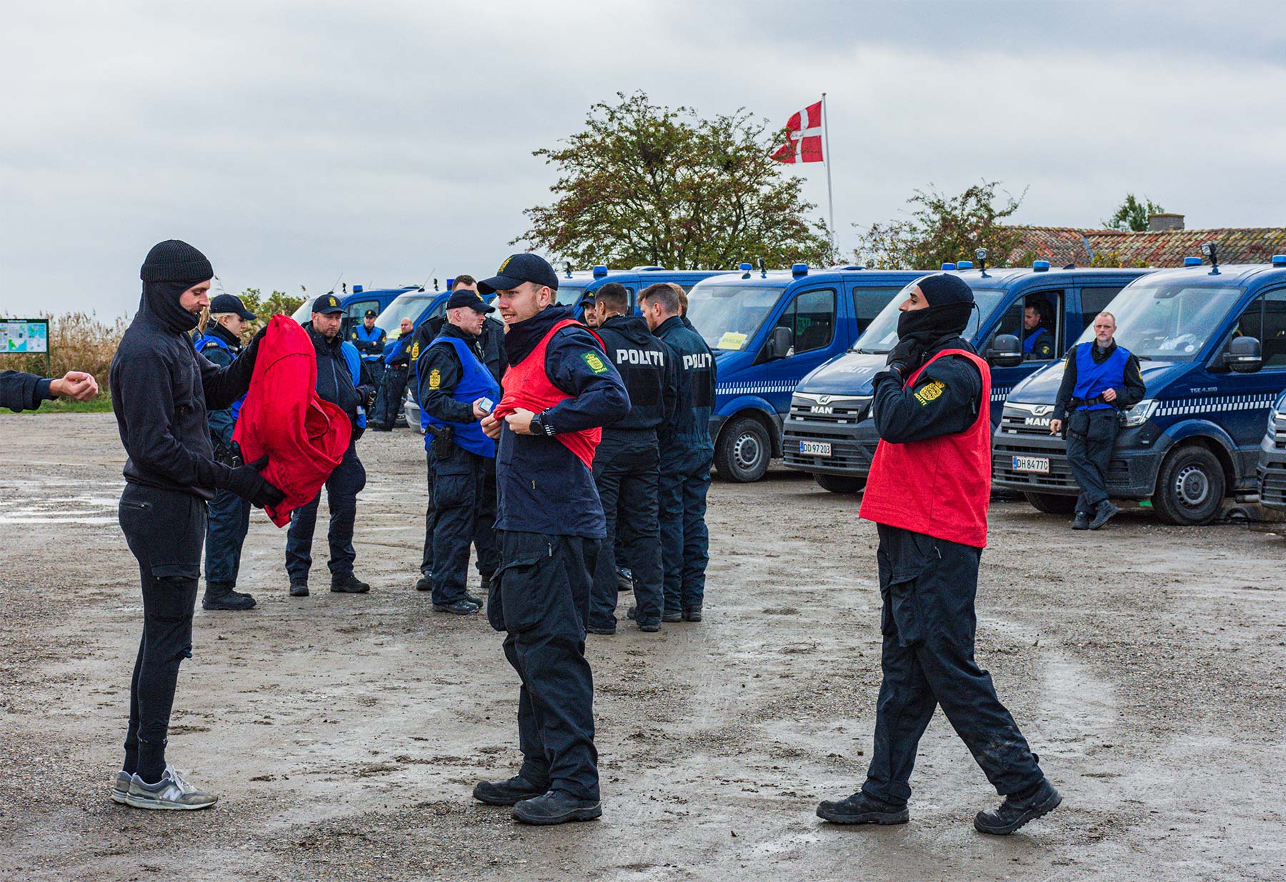 Betjente ifører sig de røde veste for at vise, at de er demonstranter. Foto: hans Jacob Sørensen.