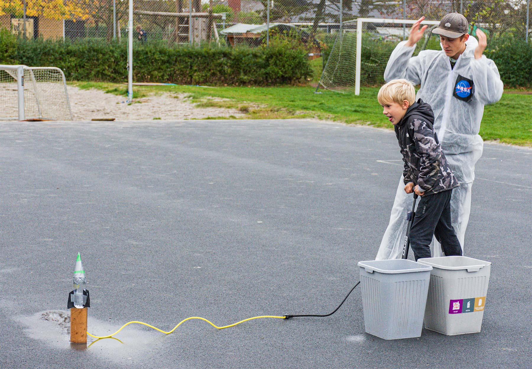 Børnene affyrer deres egne hjemmegjorte raketter. Foto: Hans Jacob Sørensen.
