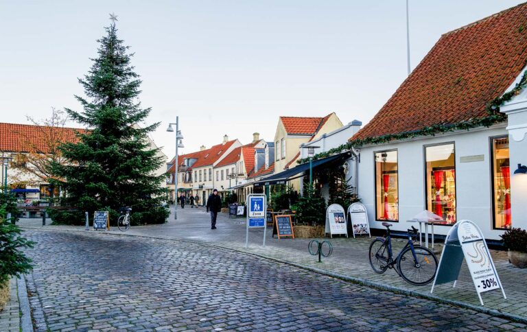 Der gøres klar til julehandelen på Kongevejen, hvor byens store juletræ står klar til at blive tændt på lørdag. Foto: TorbenStender.