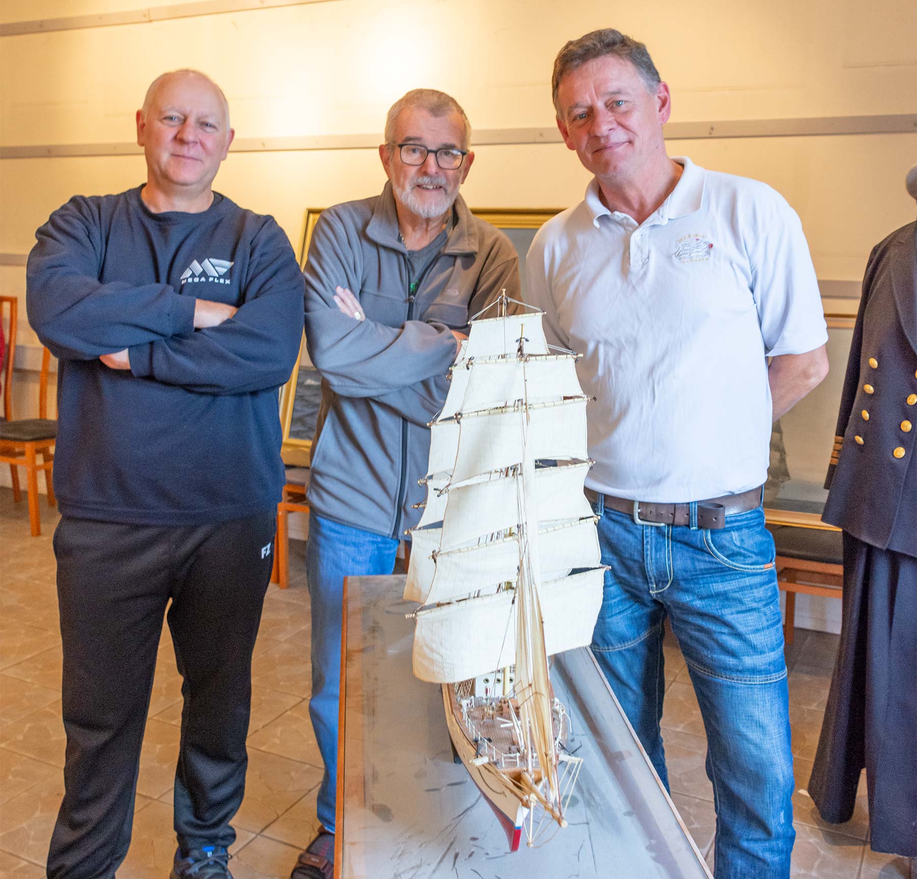 Flyttemandskabet (fra venstre): Morten Bjarvin, Bjørn West og Jesper Hartmann Bjarvin er klar til at rydde mindestuen på Drag­ør Fort. Foto: Hans Jacob Sørensen.