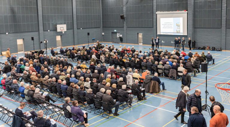 Omkring 300 borgere mødte mandag aften op i Hollænderhallen til Dragør Kommunes store informationsmøde om fremtidens varmeforsyning i Dragør. Læs mere i næste uges avis. Foto: HAS.