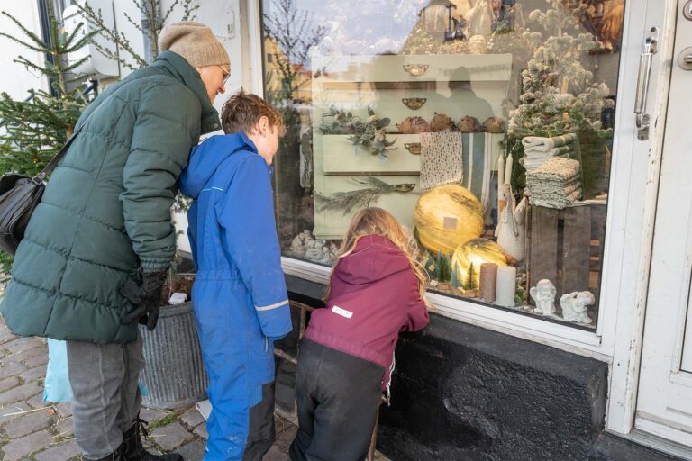 Vinderne af Dragør Gadelaugs julekrydsord kan bruge deres gavekort i gadelavets mange spændende forretninger. Foto: TorbenStender.