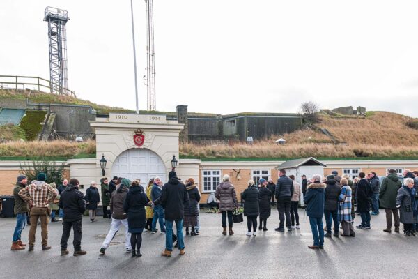 Mange mennesker besøger Dragør Fort, hvor der søndag var mindehøjtidelighed. Foto: TorbenStender.